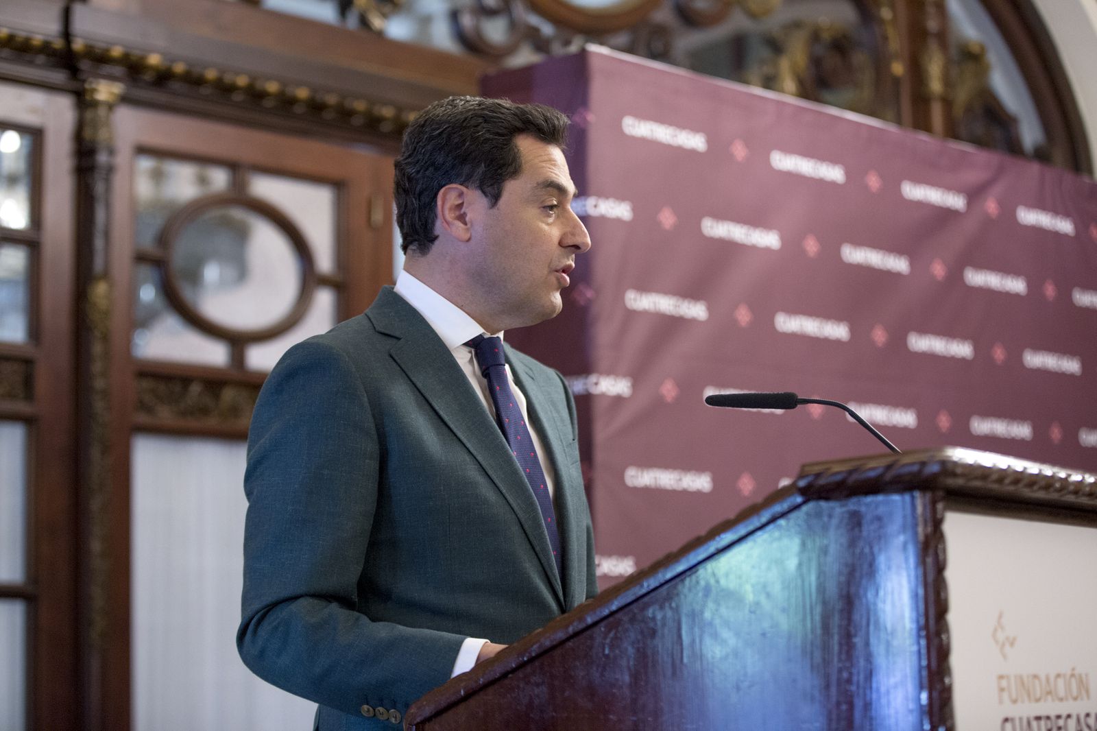 Las imágenes de la entrega de la Beca Manuel Olivencia