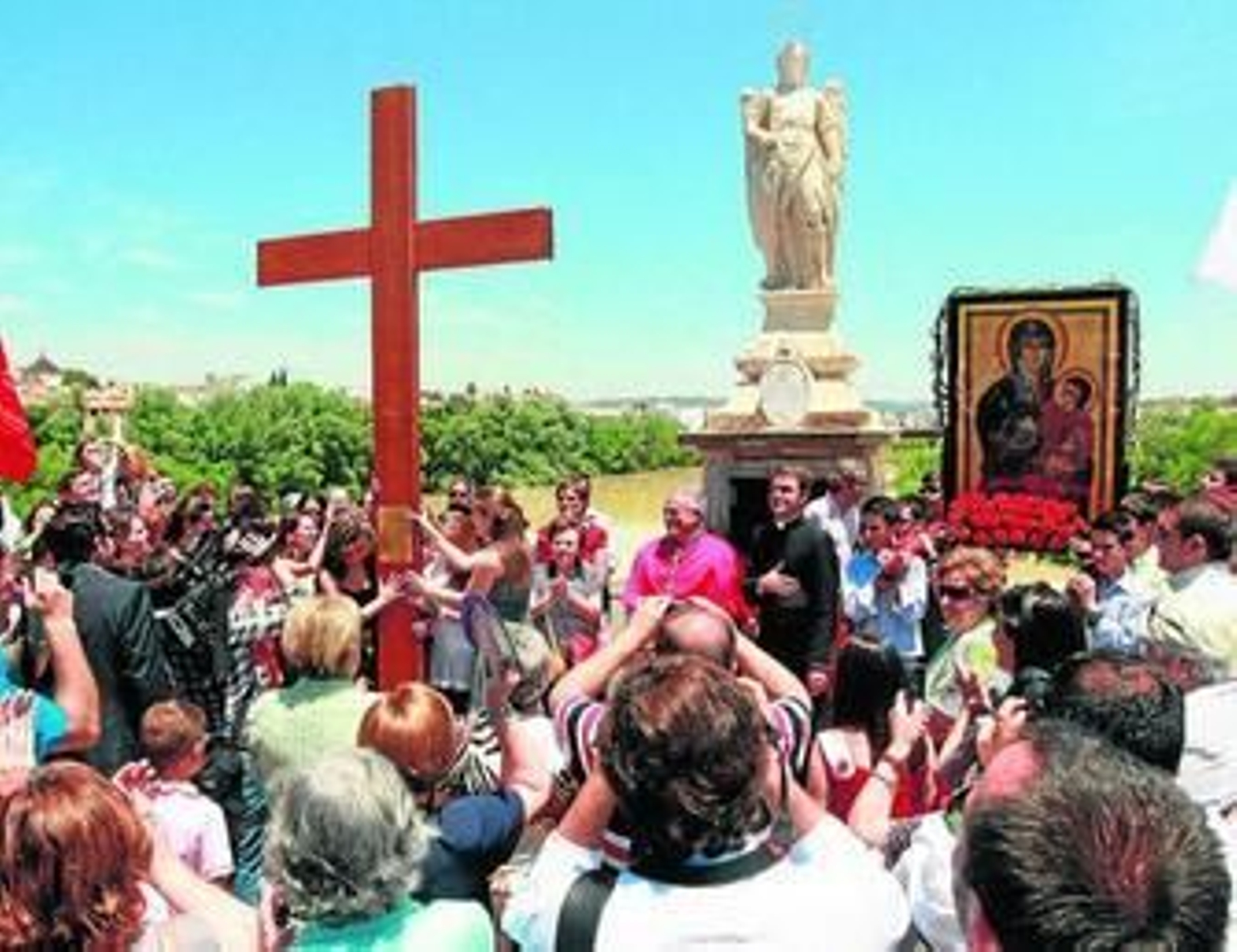 La Cruz de los Jóvenes, junto al Triunfo de San Rafael a los pies del Puente Romano.