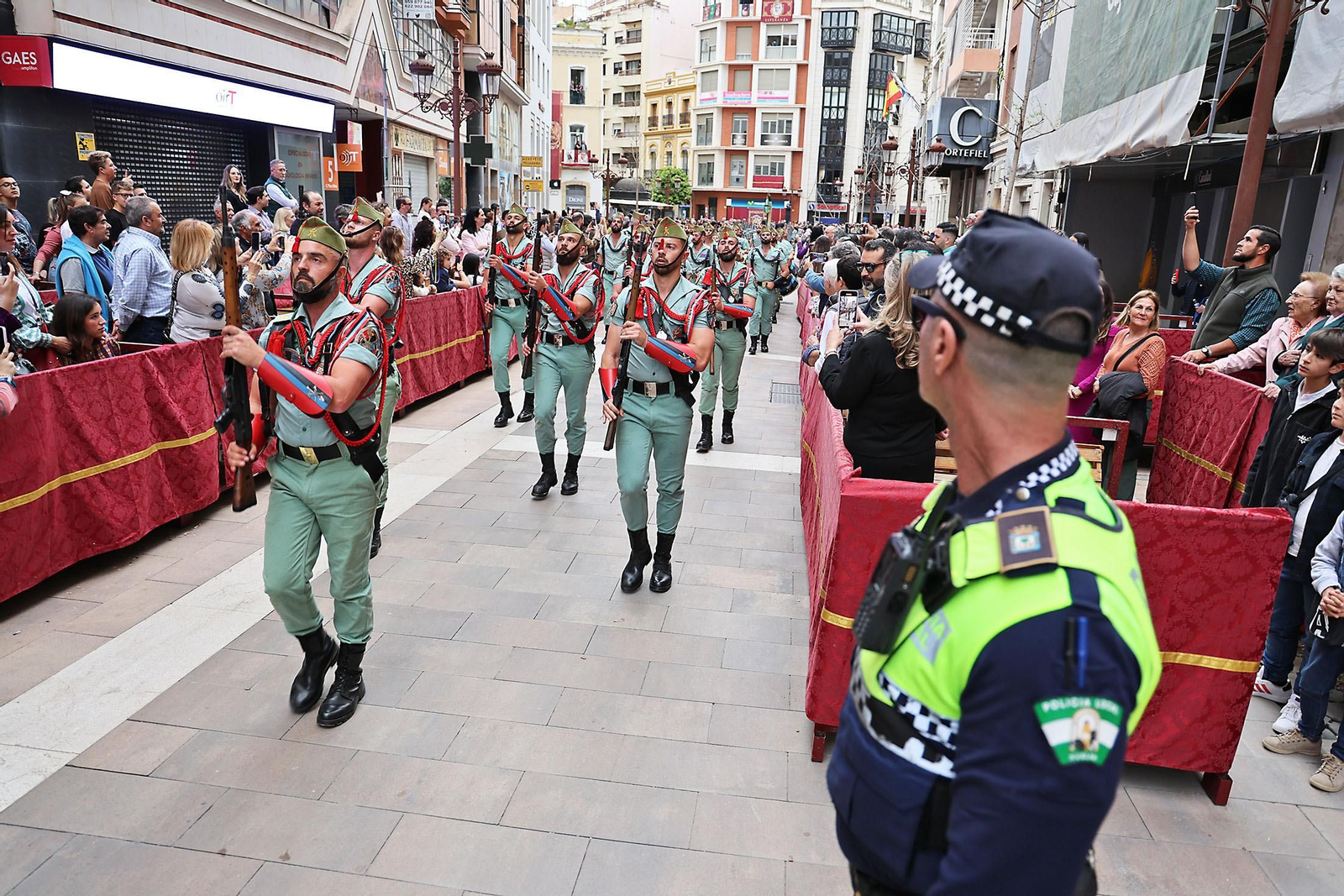 Las mejores imágenes del Sábado de Pasión en Huelva: La Legión con el Cristo de la Vera+Cruz