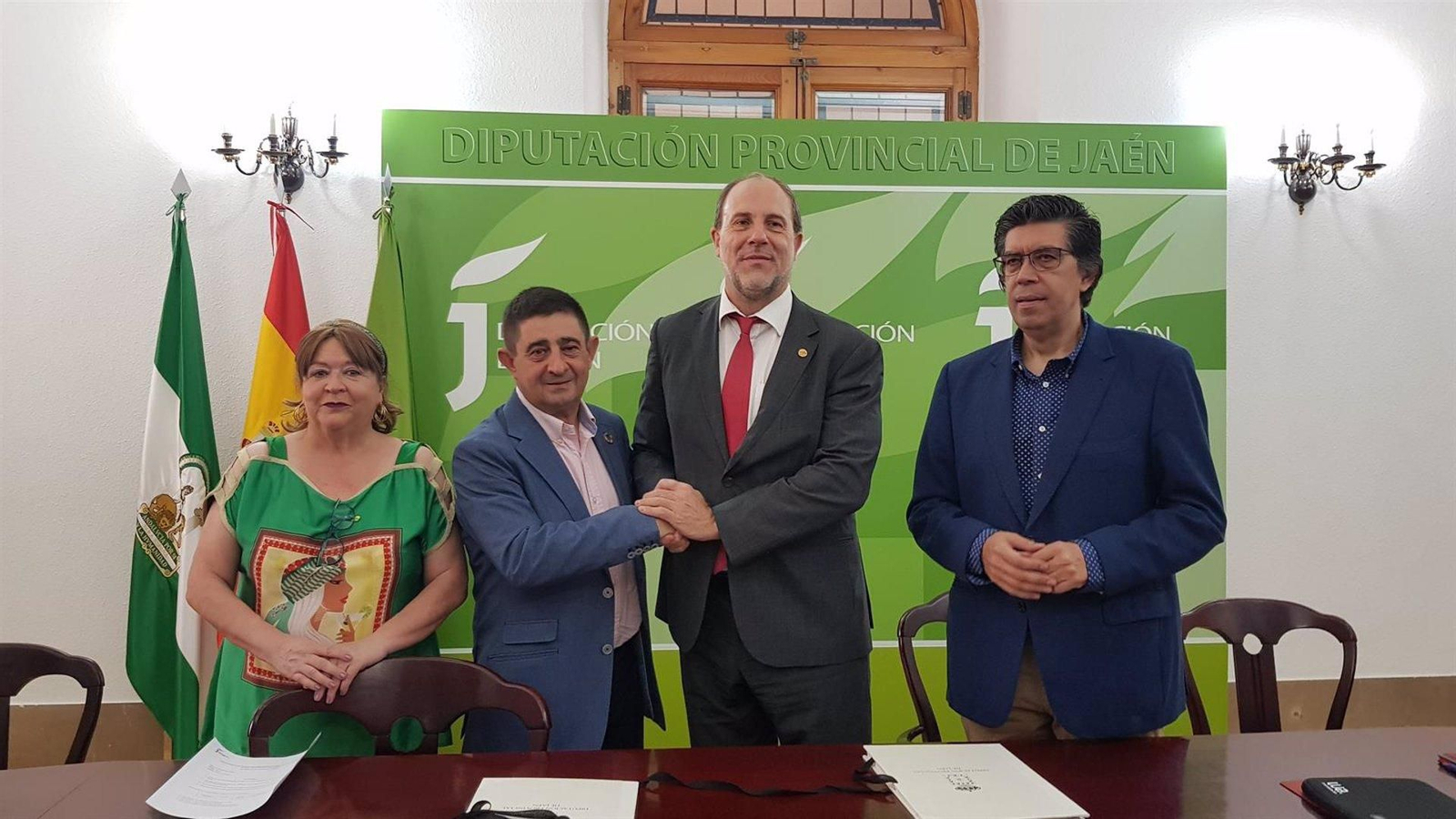 Pilar Parra, Francisco Reyes, Nicolás Ruiz y Juan Ignacio Pulido en la firma del acuerdo.