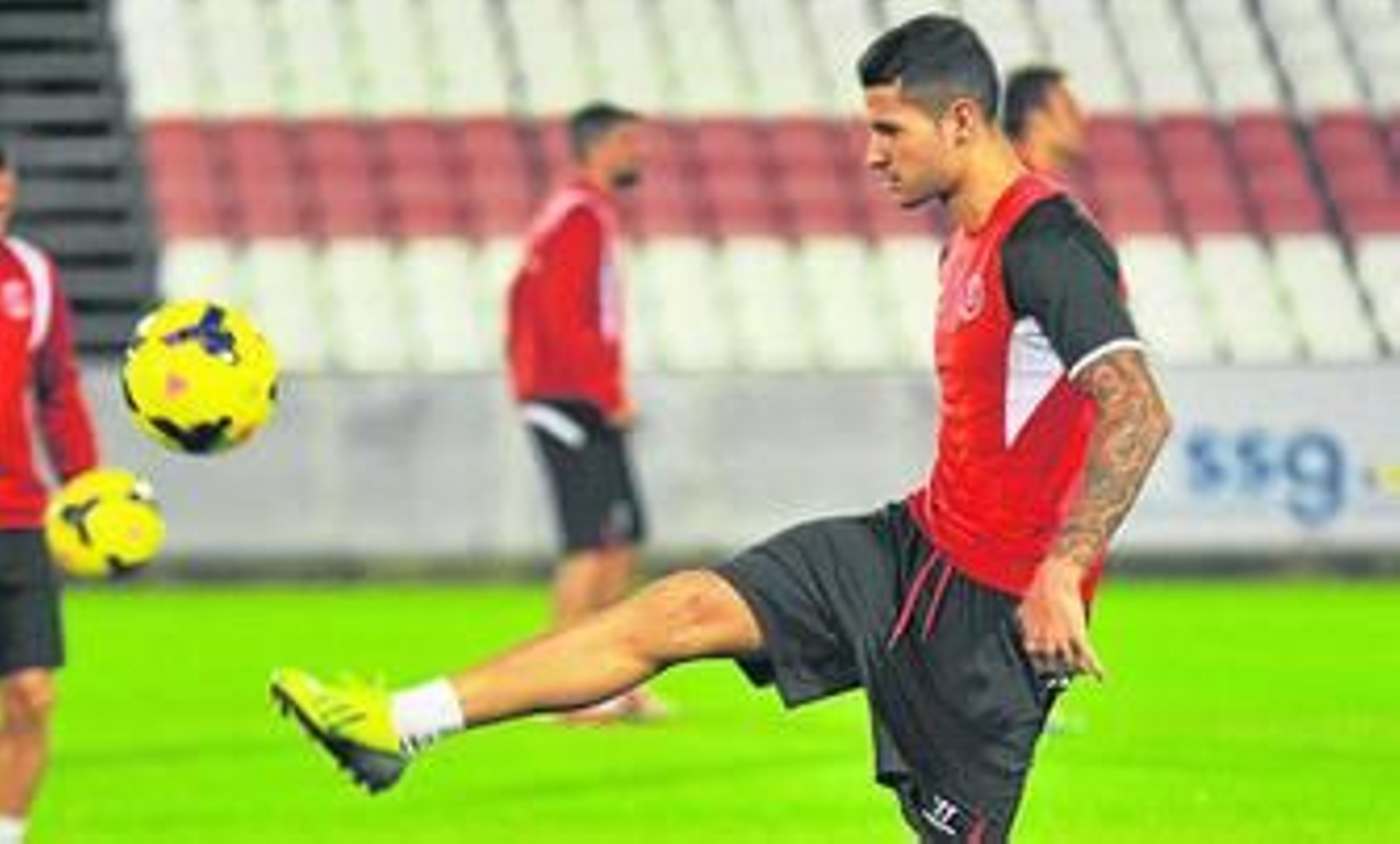 El canario Vitolo, uno de los fijos para Unai Emery, pelotea durante el entrenamiento vespertino de ayer.