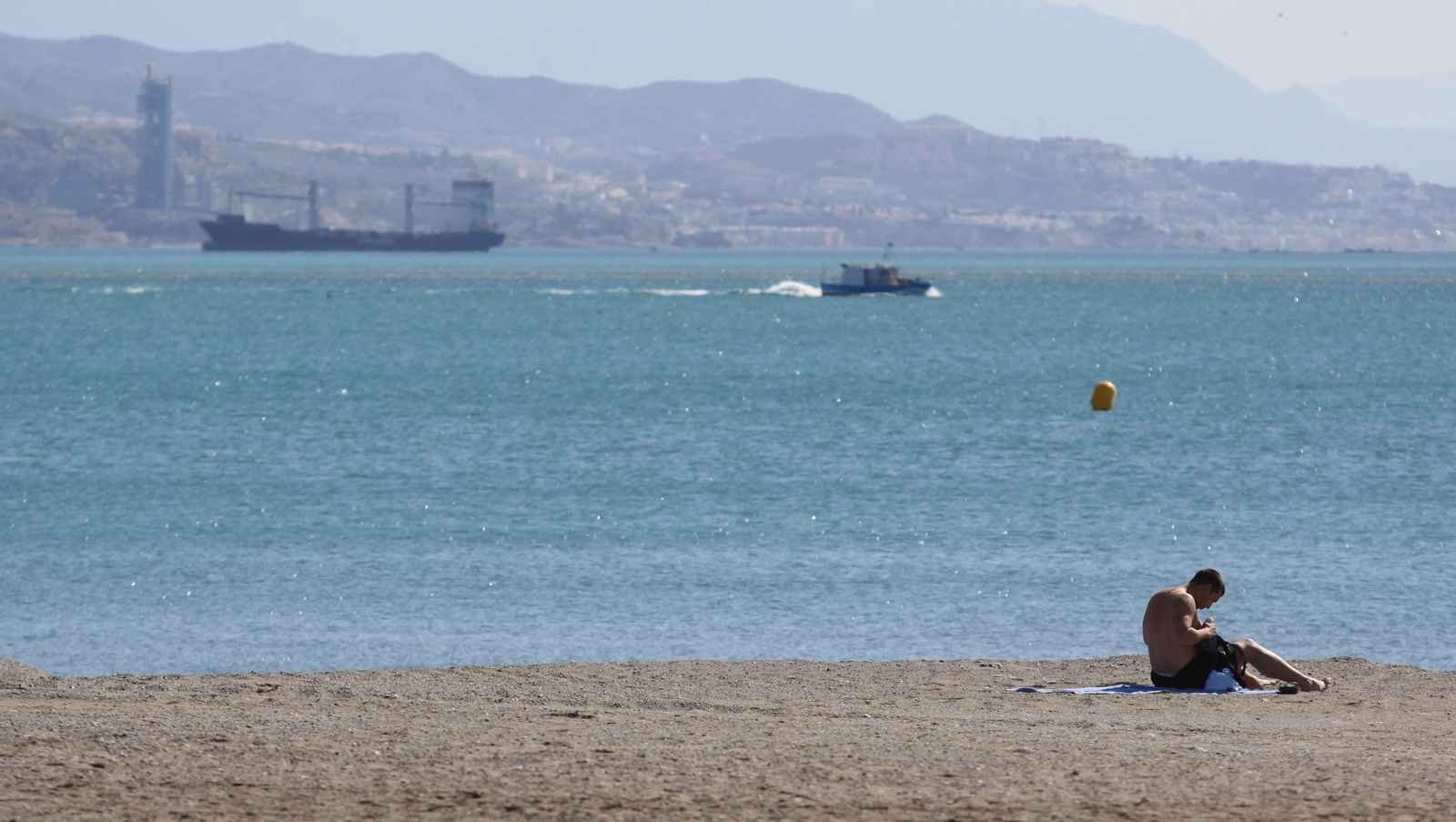 Una persona en la playa en un día soleado en Málaga. Una persona en la playa en un día soleado en Málaga.