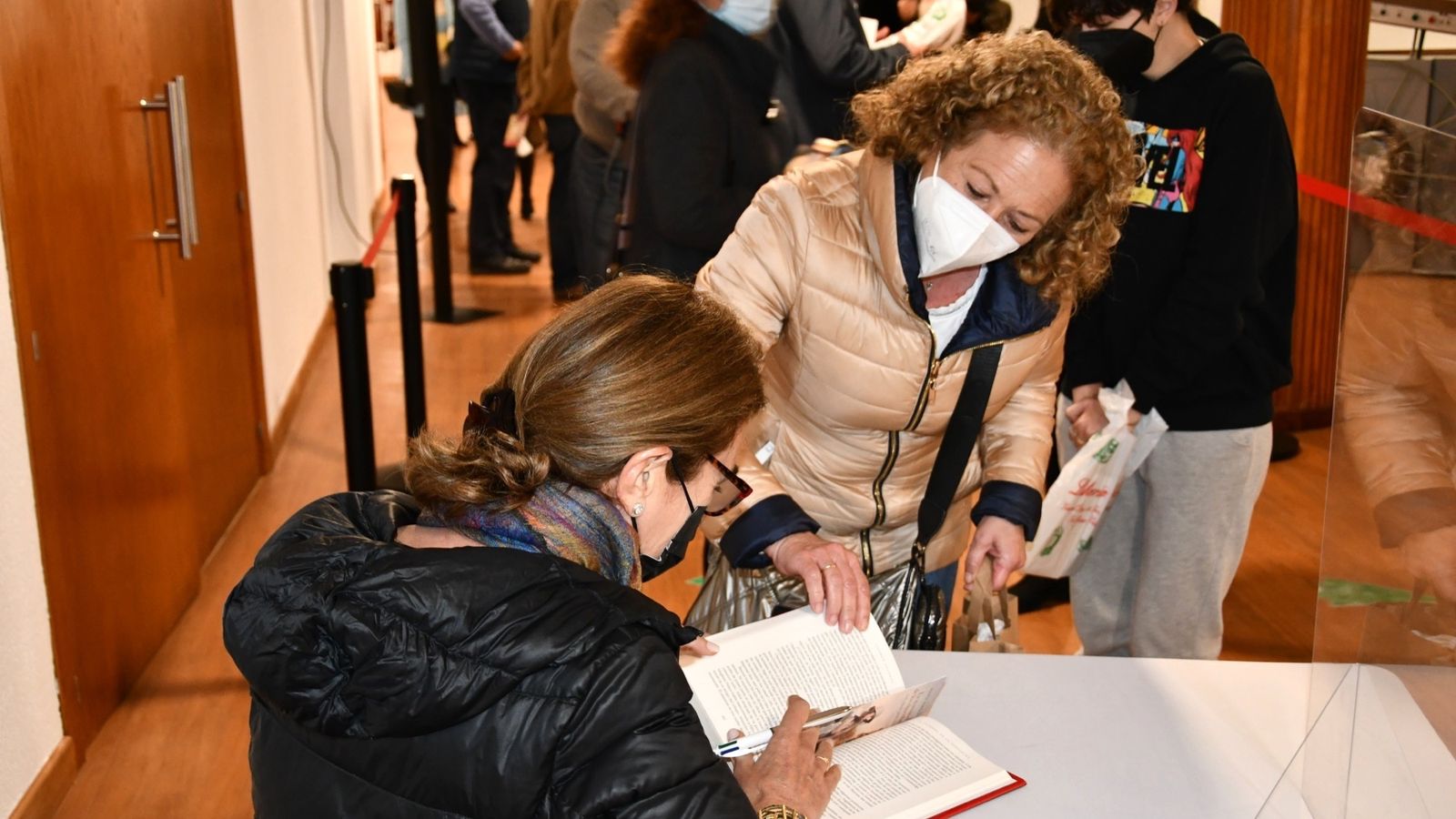 Carmen Posadas firma ejemplares de su libro.