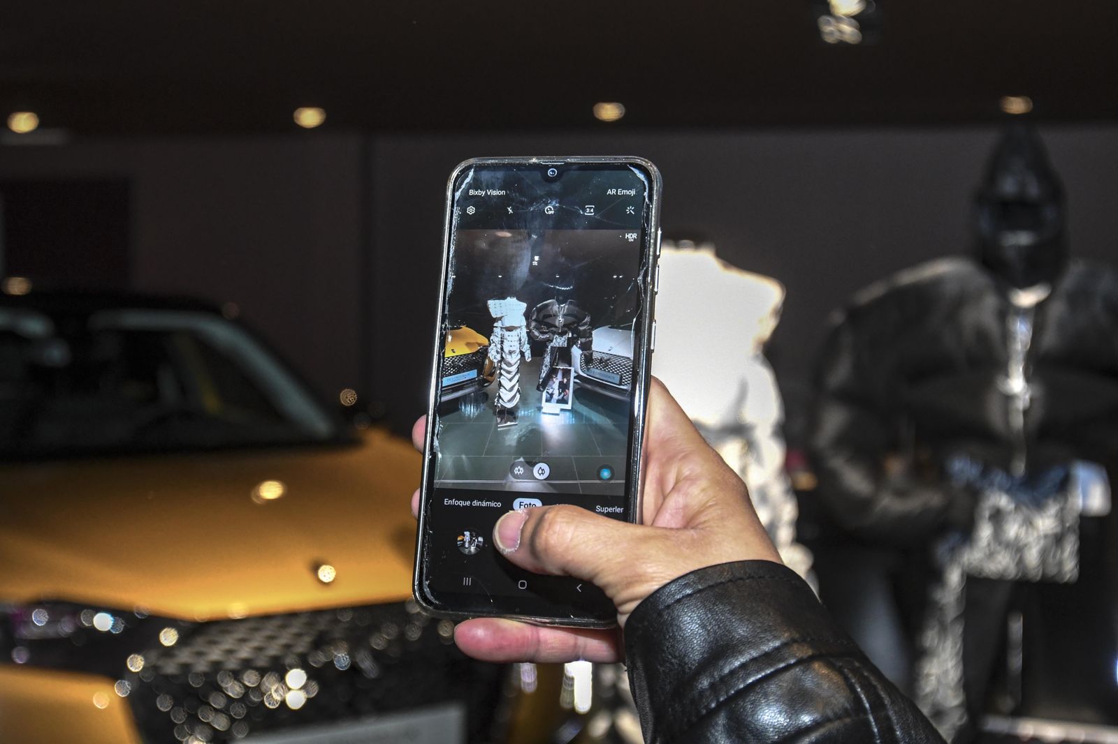 Un visitante toma una imagen de los coches y los diseños