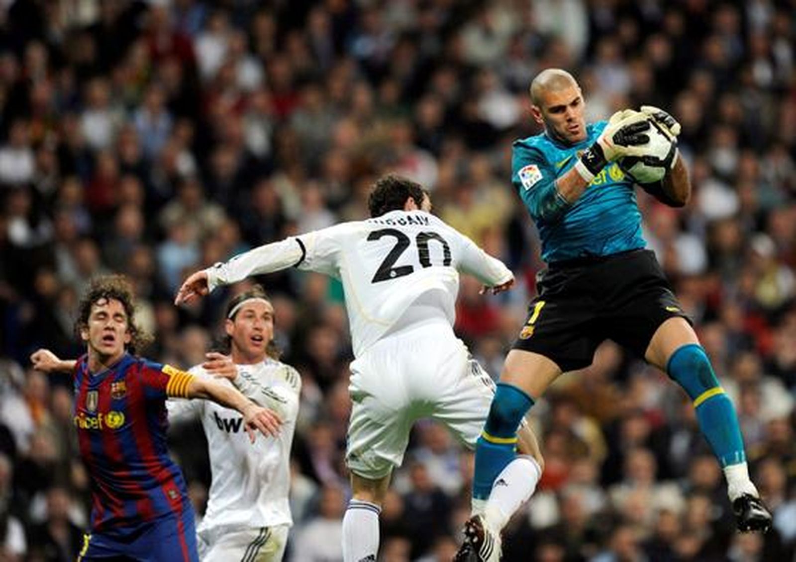El Barcelona da un golpe casi definitivo a la Liga en el Santiago Bernabéu. / AFP