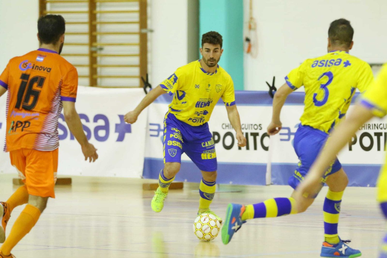 Lance del partido disputado este sábado en el Ciudad de Cádiz.