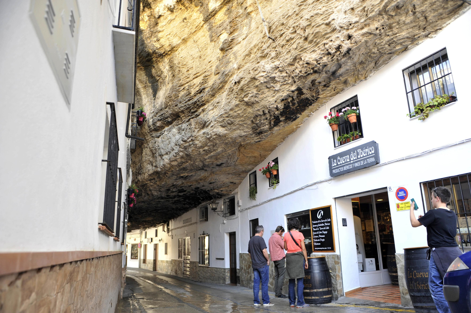 Unos turistas en una de las calles principales del pueblo.