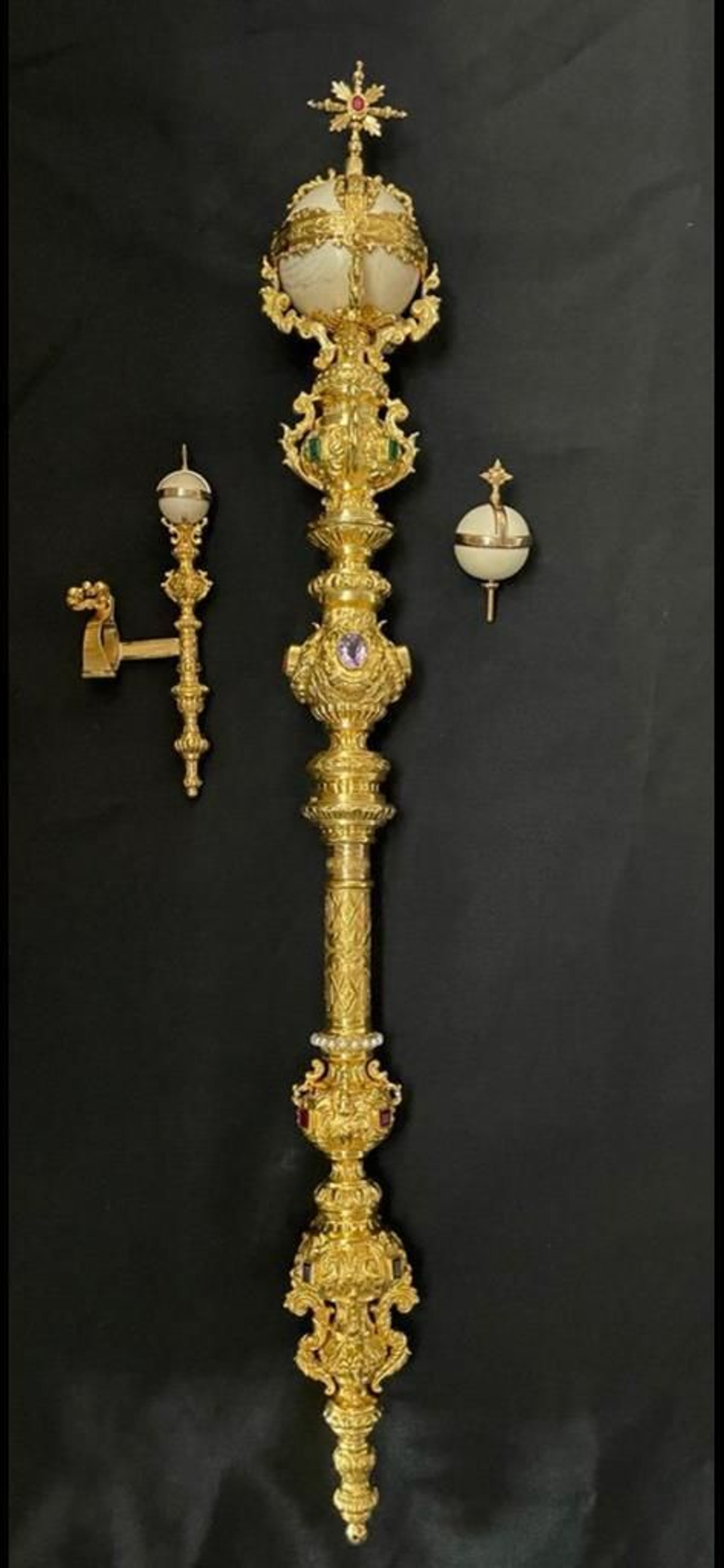 Las tres piezas donadas por Manuel Lombo y labradas por los Hermanos Delgado.