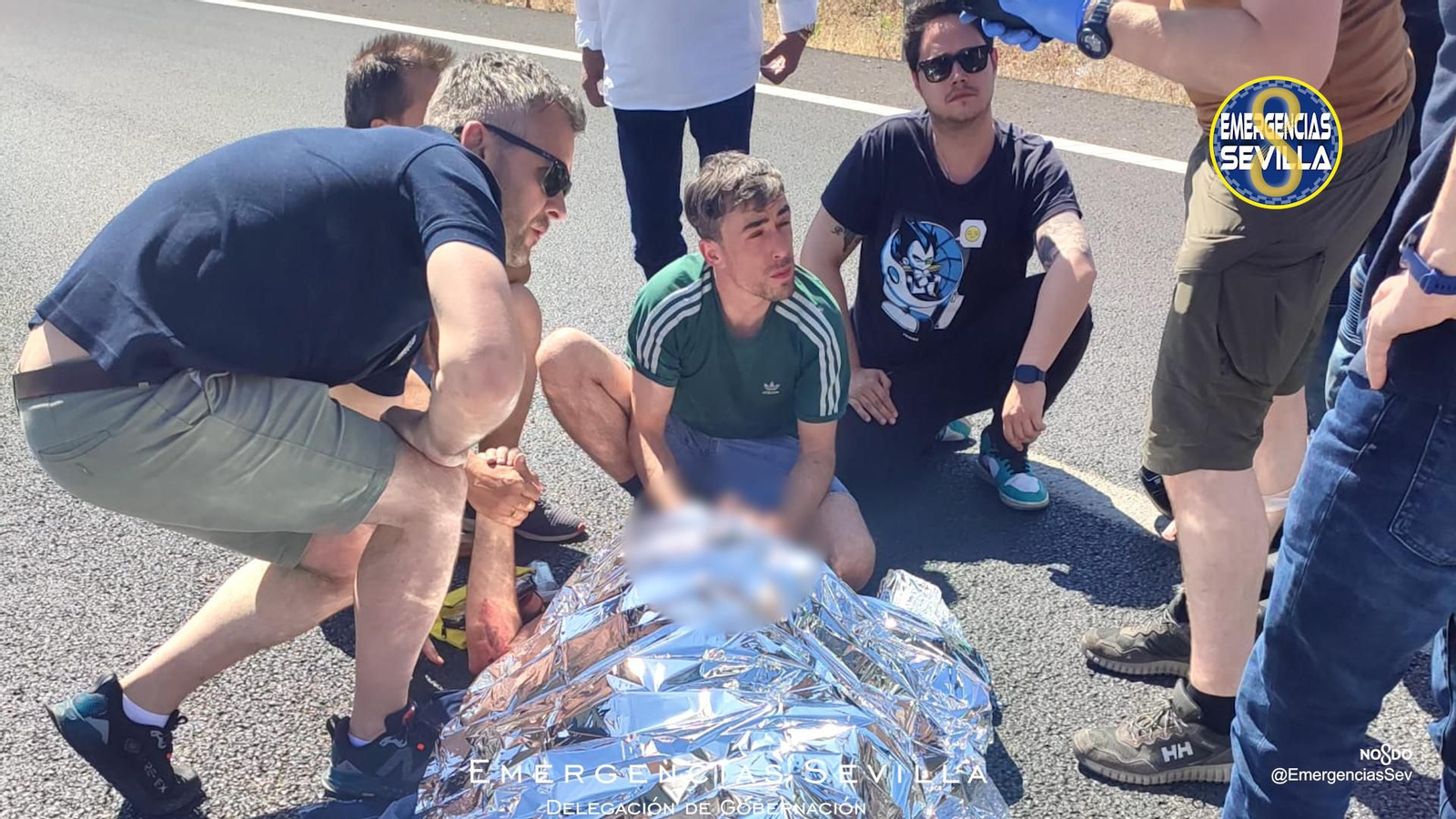 Unos bomberos irlandeses salvan la vida a un motorista en Sevilla