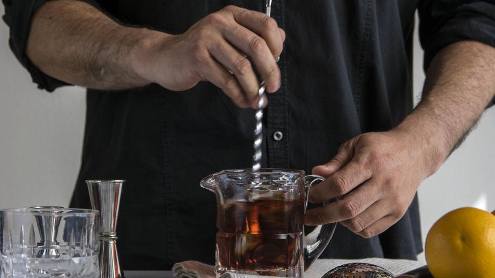 Preparar cócteles en casa a través de las redes está de moda estos días.