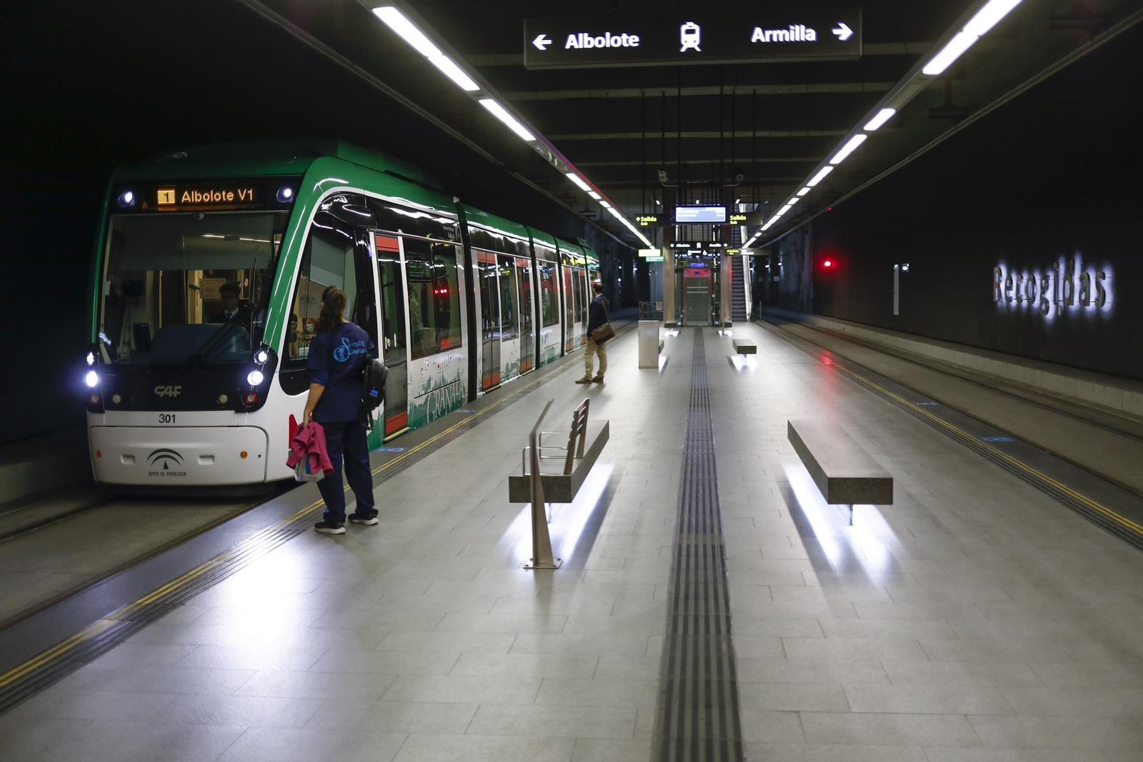 Una usuaria del Metro espera para montarse en uno de los trenes.