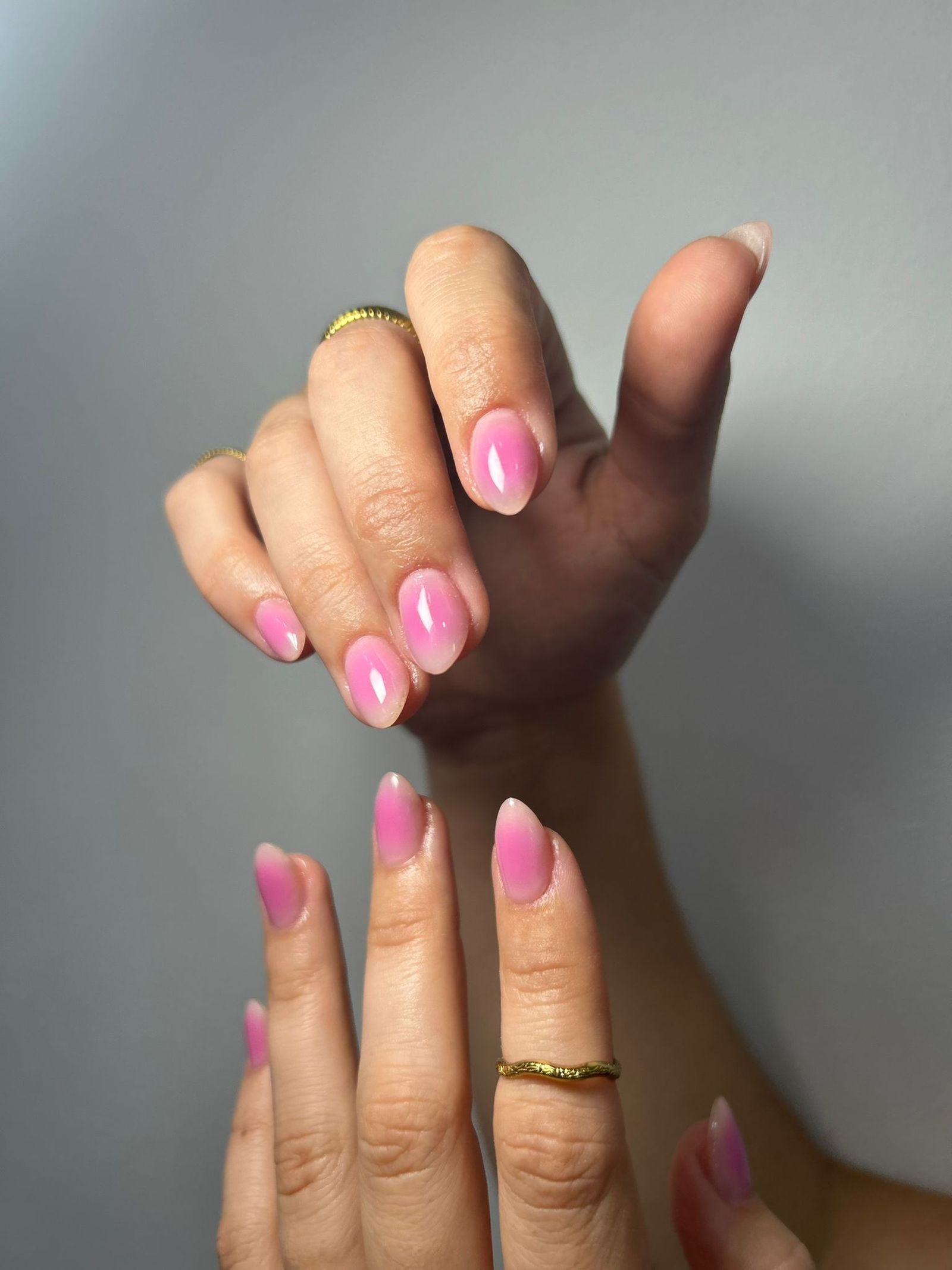 Manicura con efecto aura.