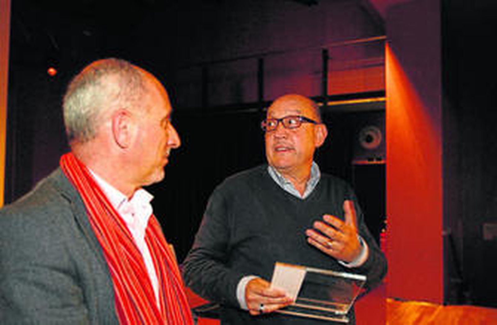 Basilio Romero entrega el recuerdo a Celestino Aranda en el homenaje al desaparecido Miguel Narros.