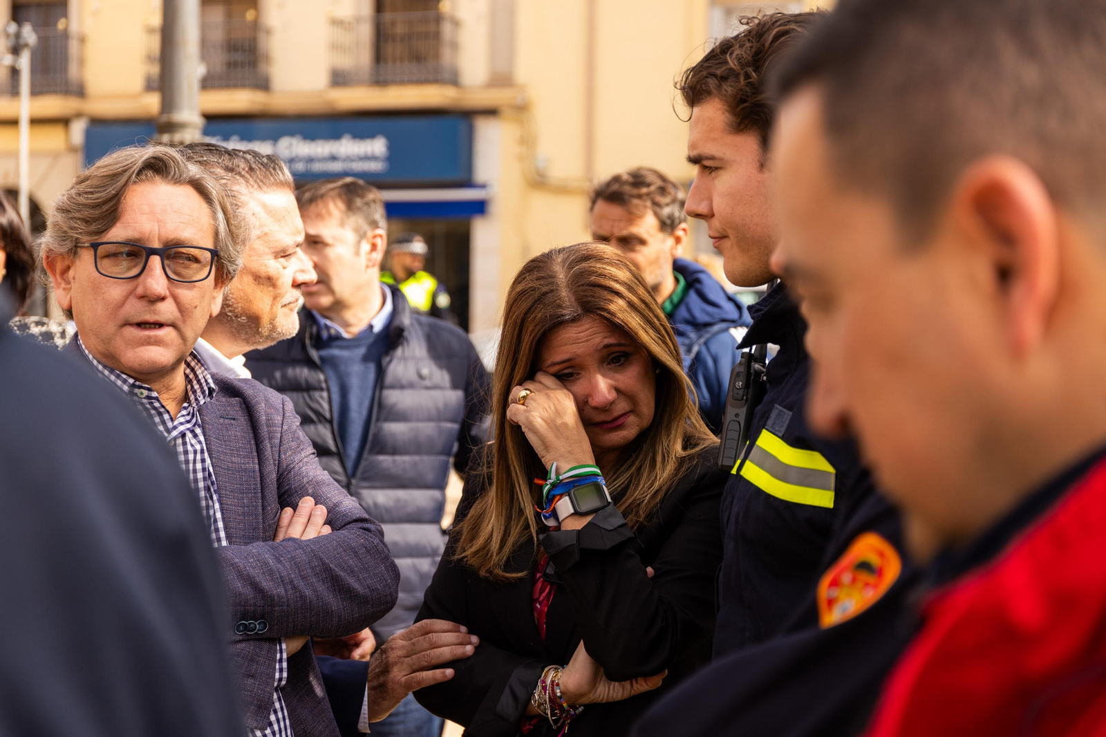 Decenas de linarenses guardan un minuto de silencio por la niña fallecida a causa del incendio en los Arrayanes.