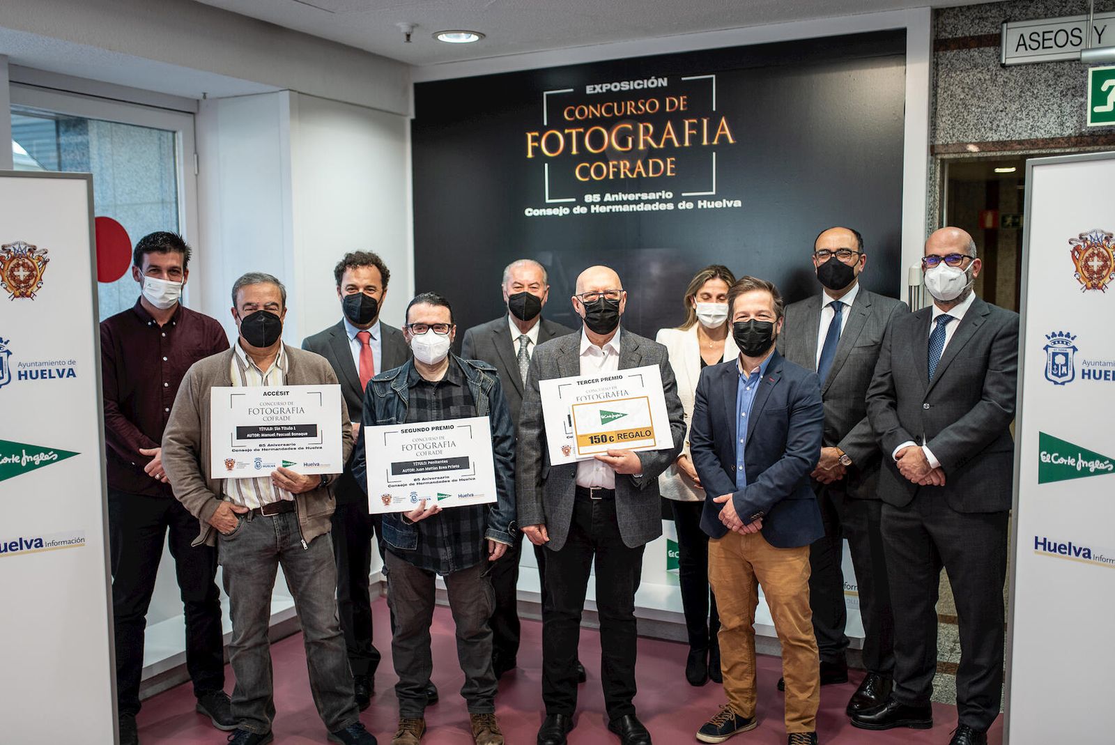 Foto de familia del Concurso de Fotografía Cofrade del 85 º aniversario del Consejo de Hermandades de Huelva.