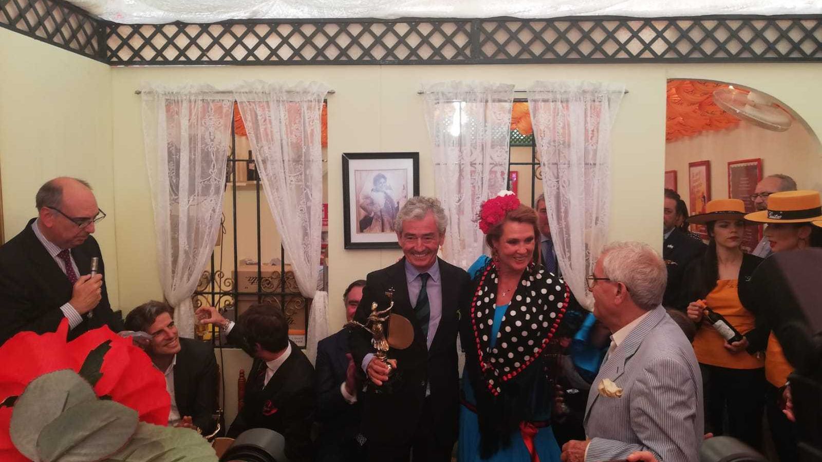 Entrega del Giraldillo a D. José María Pacheco Guardiola por parte de Dª. Marisa C. Azcárate.