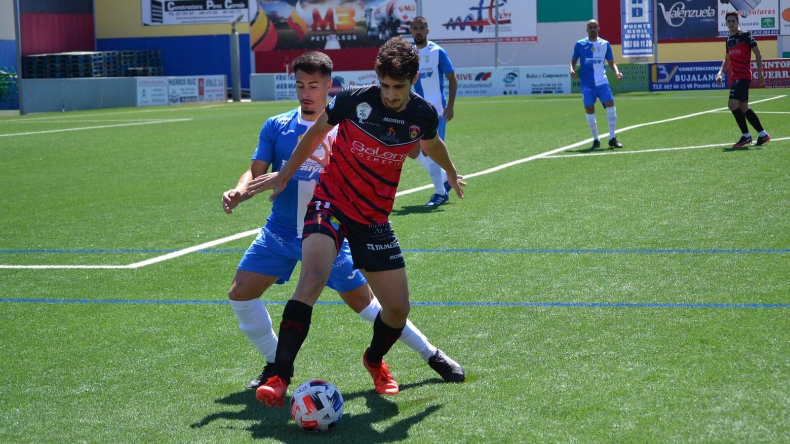 Salva Vegas protege el balón ante la presión de un jugador del Xerez CD.