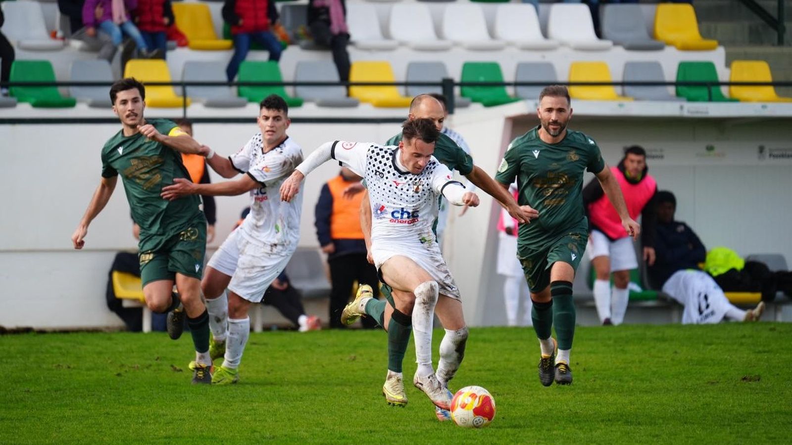 Abizanda (Pozoblanco) controla el balón en presencia de varios jugadores del Chiclana.