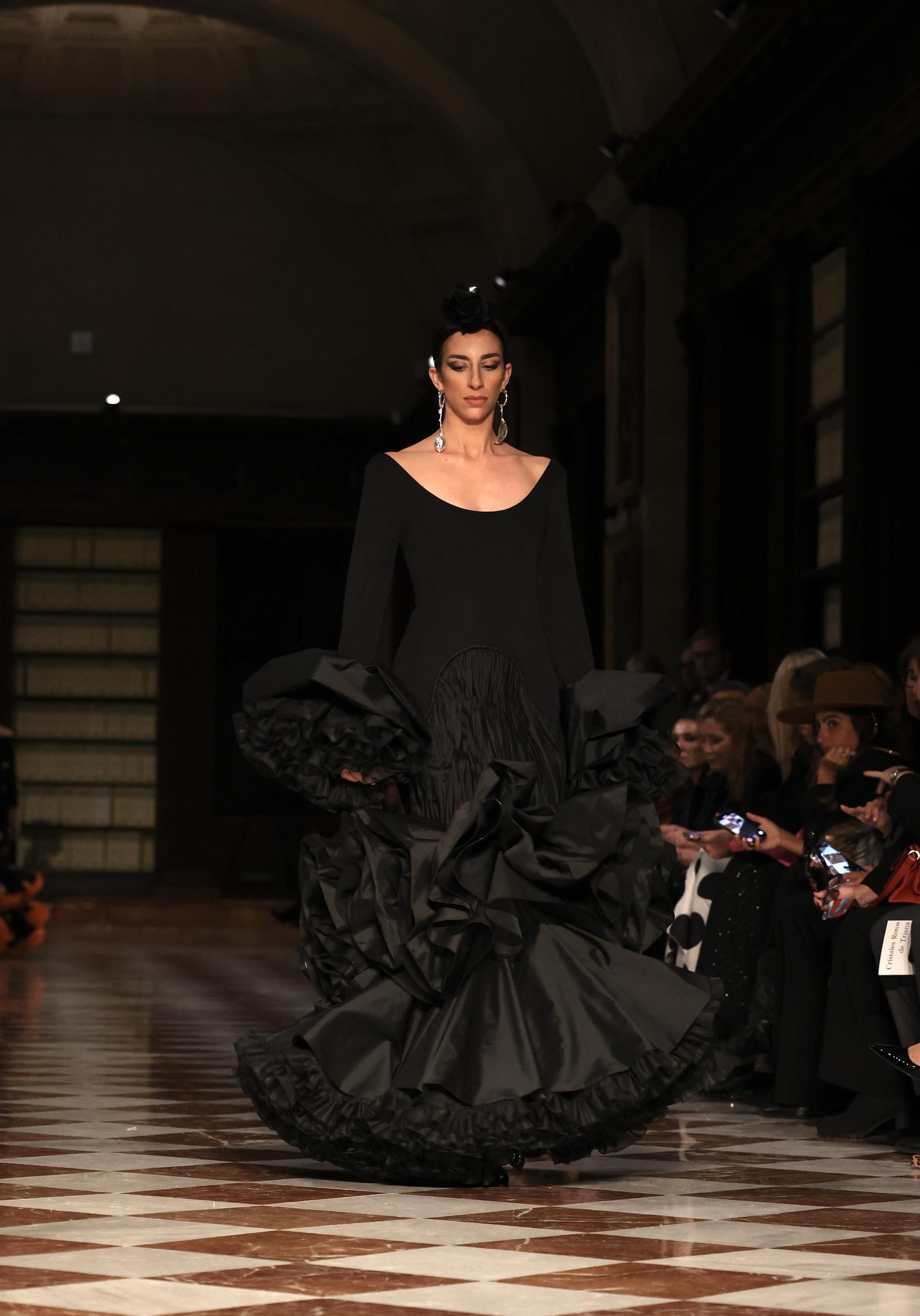 Desfile de Juana Martín en el Archivo de Indias de Sevilla