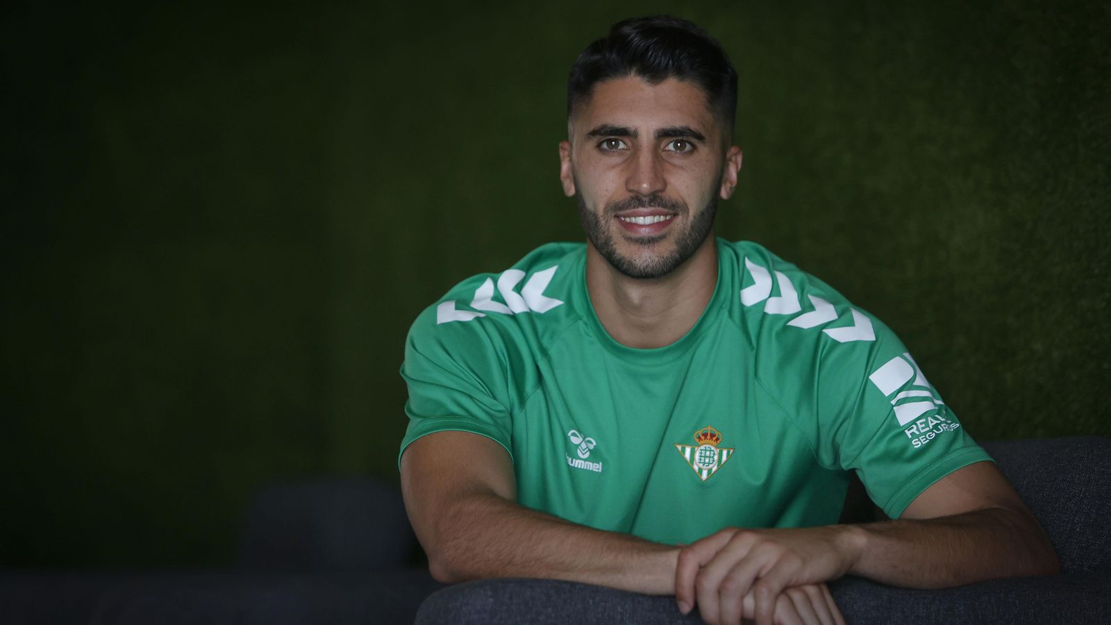 Rui Silva, sonriente mientras posa.