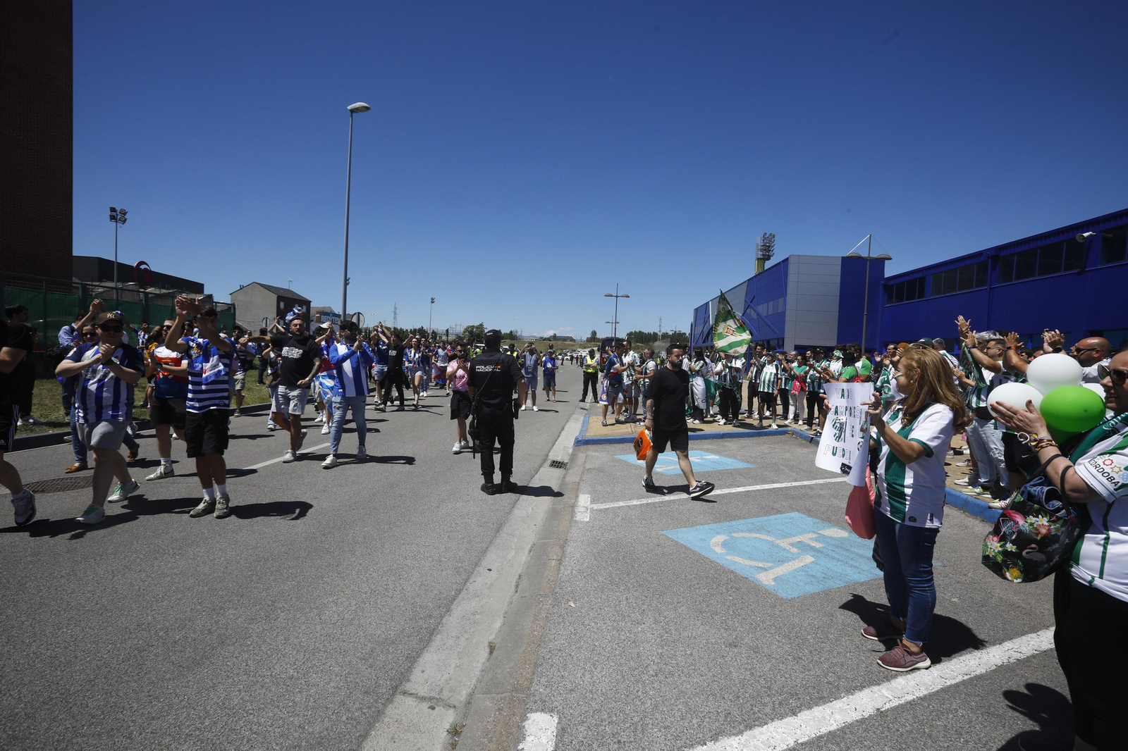 El Córdoba CF recibe el calor de su afición a su llegada a El Toralín antes del partido ante la Ponferradina El Córdoba CF recibe el calor de su afición a su llegada a El Toralín antes del partido ante la Ponferradina