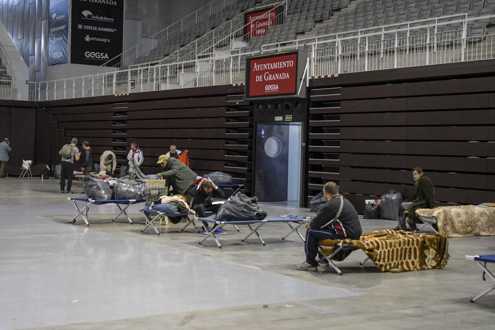 Ocho personas sin hogar, expulsados del Palacio de Deportes por conflictivos