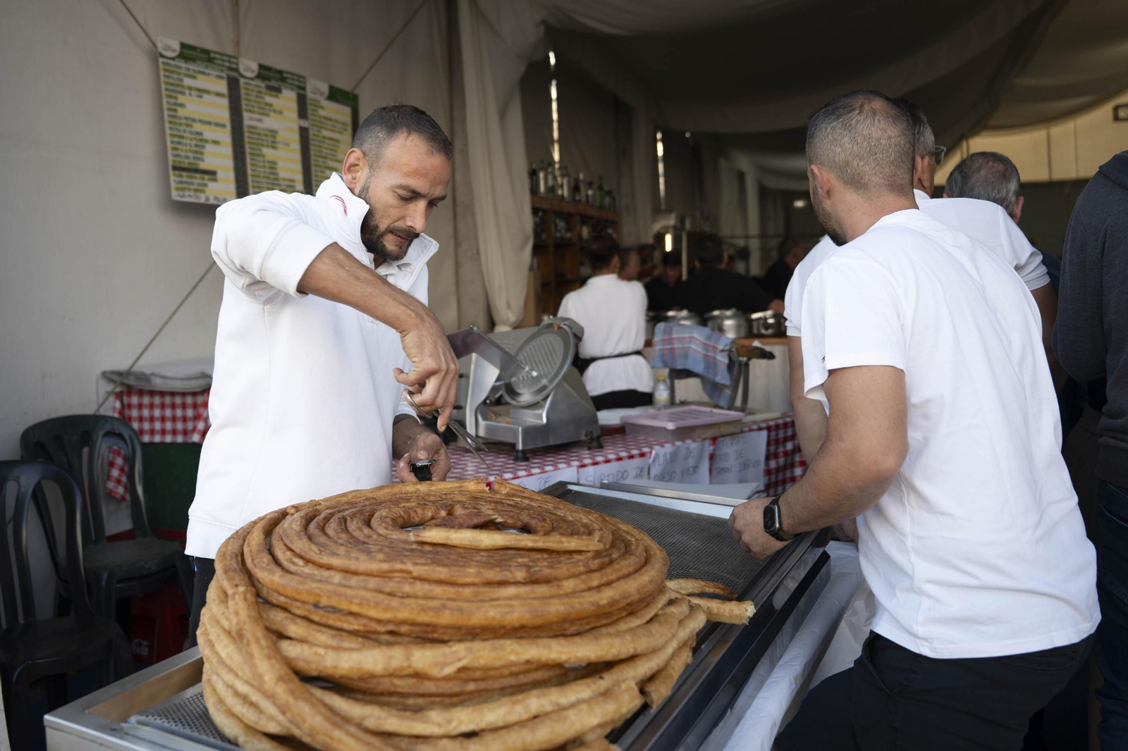 Las mejores imágenes de los churros con chocolate en la Feria de Albox