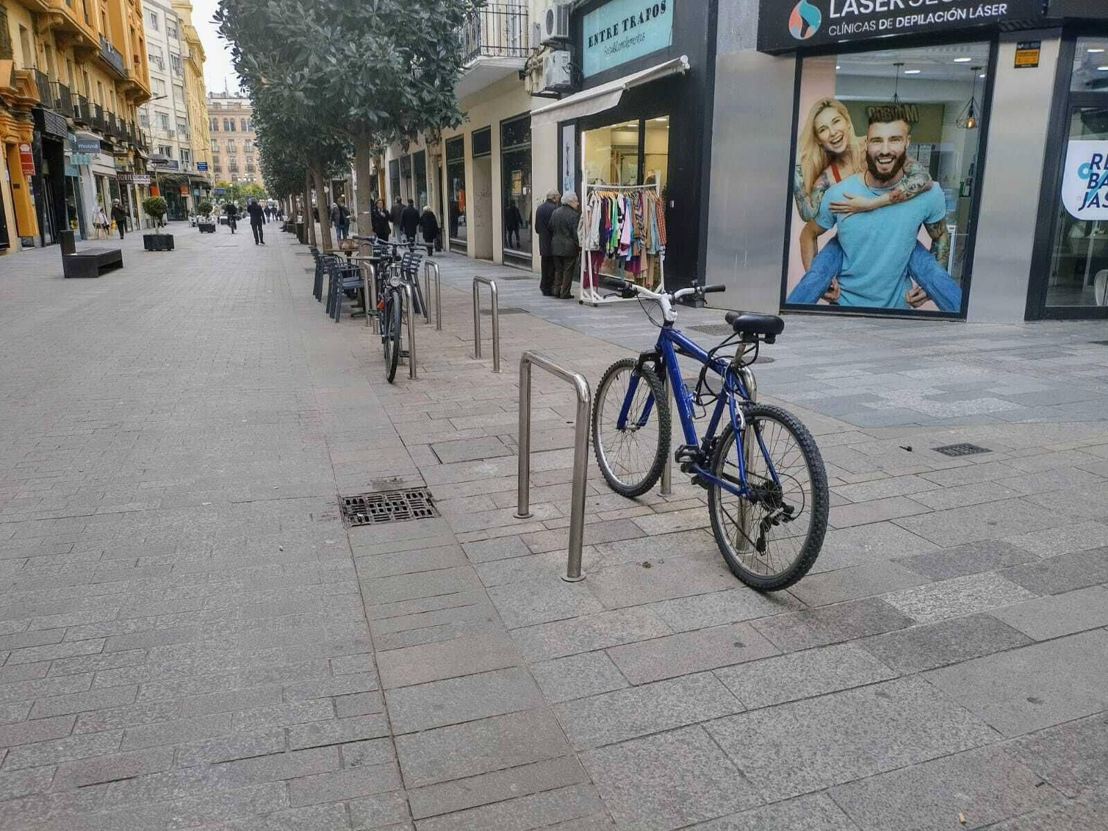 Bicicletas aparcadas en la calle Cruz Conde. Bicicletas aparcadas en la calle Cruz Conde.