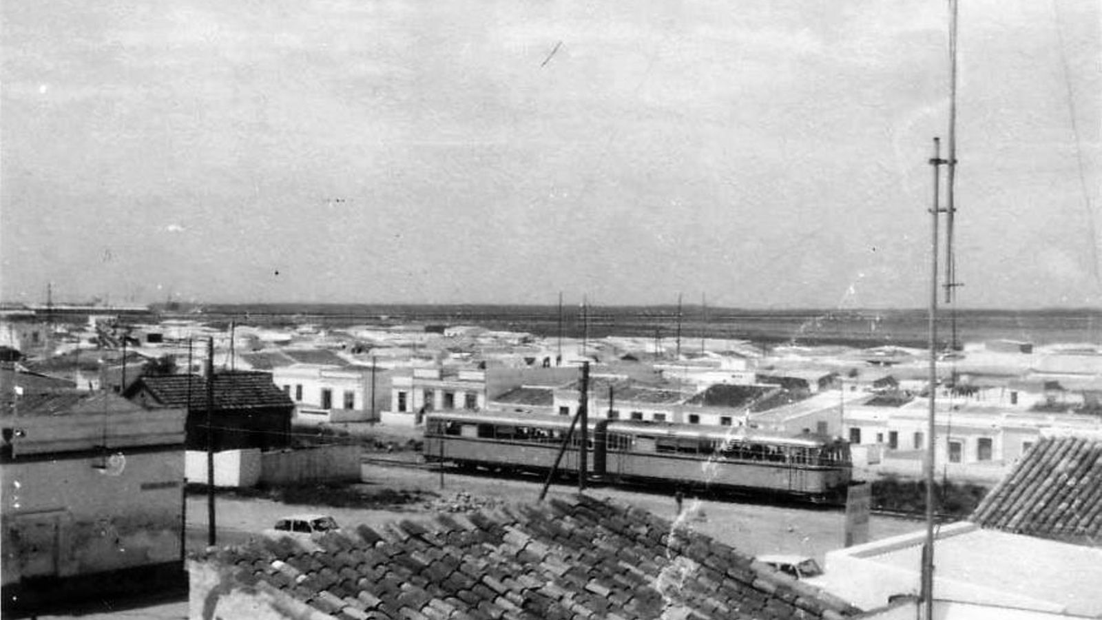 El Ferrobús de la costa a su paso por la barriada de la Navidad