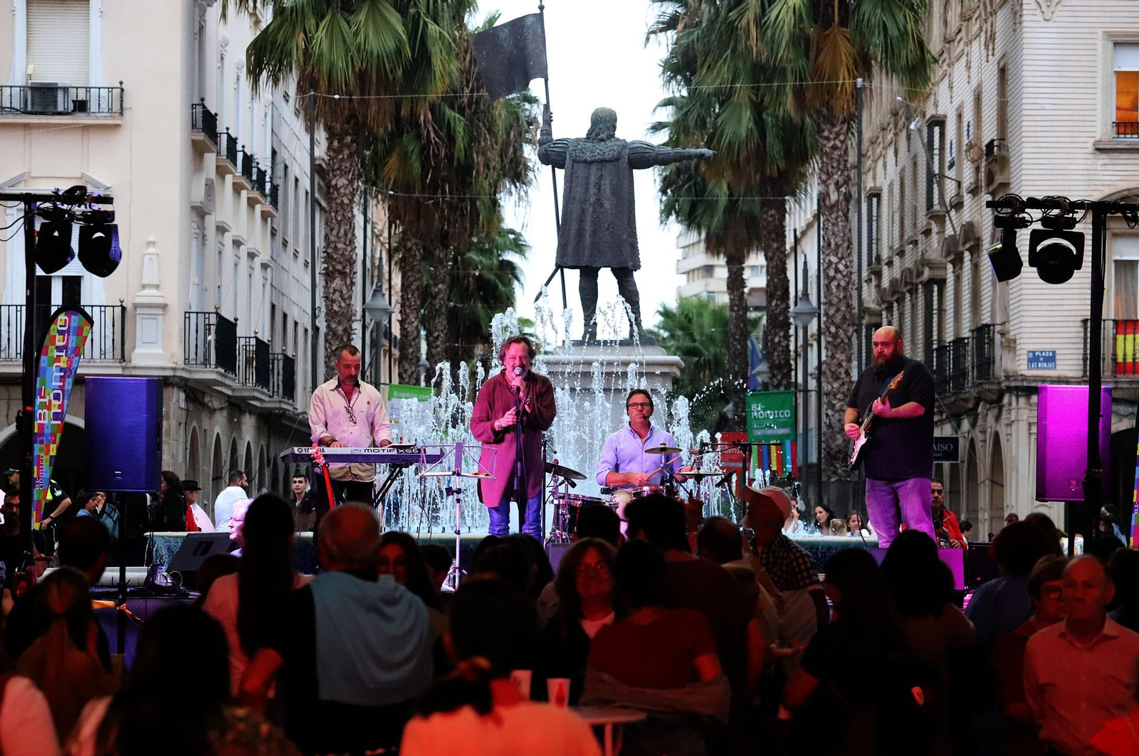 Imágenes de la apertura del Festival de Food Trucks de Binómico en la Plaza de las Monjas