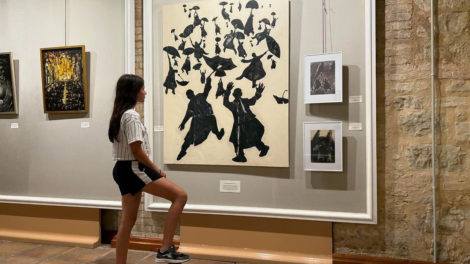 Una joven visita la exposición en la Diputación Provincial de Jaén.