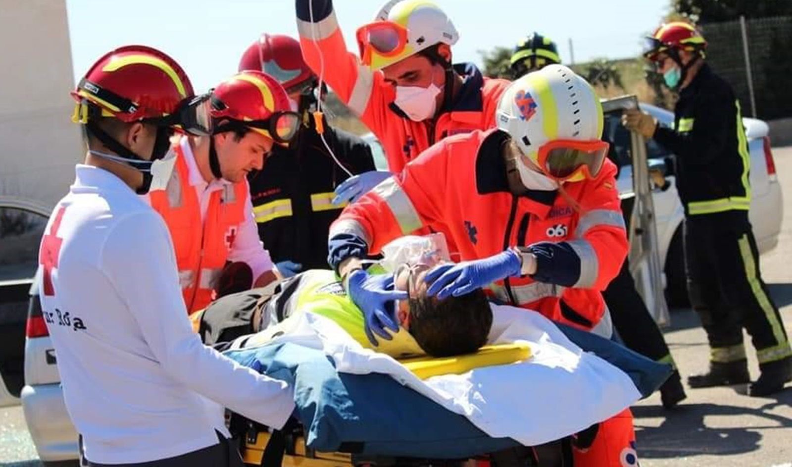 Un trabajador resulta herido al caer desde la cubierta de una nave de ...