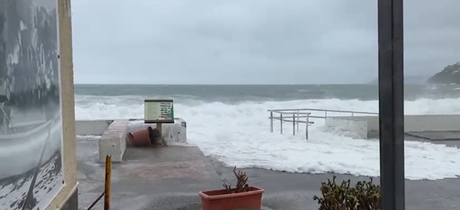 El fuerte oleaje entrando en la plaza de La Guardia