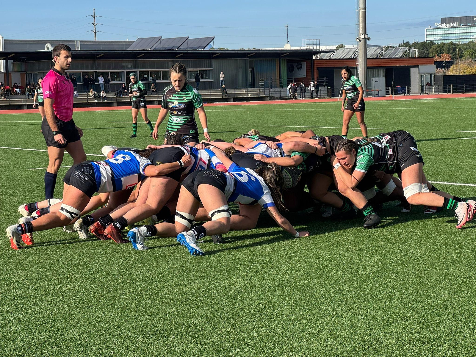 Los dos equipos empujan en una melé en La Guinardera.