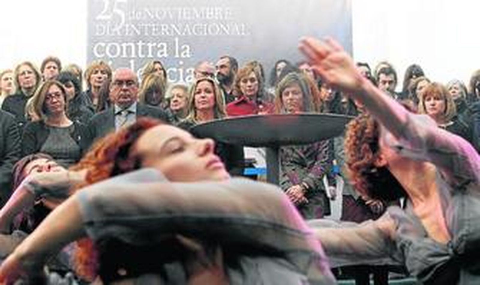 Las ministras de Sanidad y de Igualdad, en un acto del Día contra la Violencia de Género, ayer.