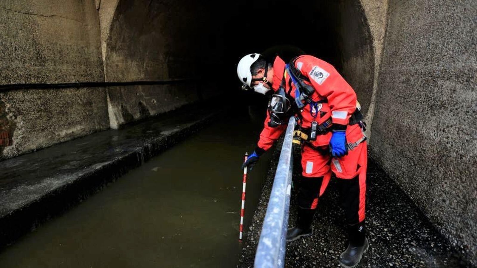 Un operario mide el nivel del agua en el colector emisario del Puerto que lleva los residuos al Copero.