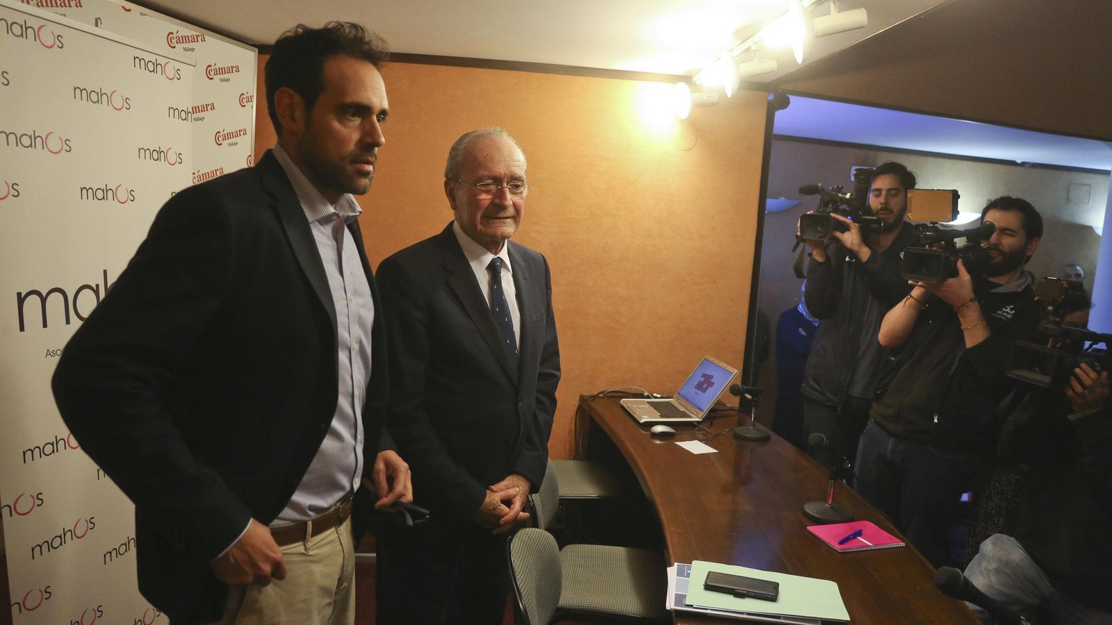 Javier Frutos y Francisco de la Torre, en la asamblea de de Mahos del pasado miércoles. Javier Frutos y Francisco de la Torre, en la asamblea de de Mahos del pasado miércoles.