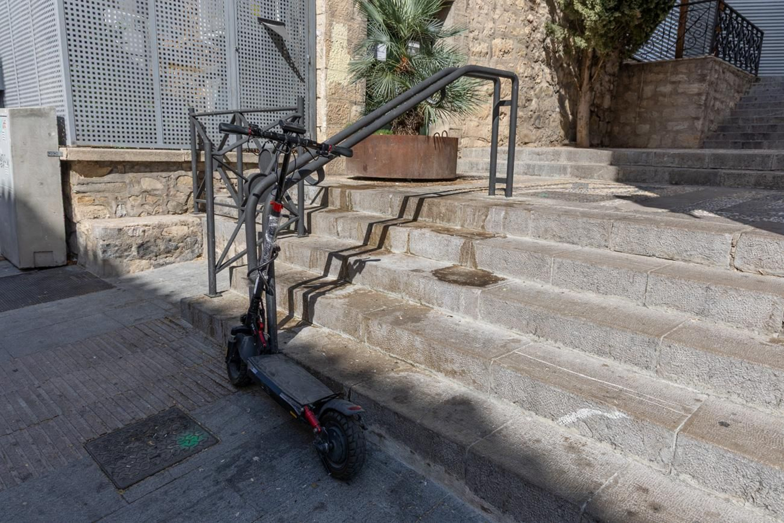 Suciedad y hierbajos toman el entorno de la Catedral de Jaén