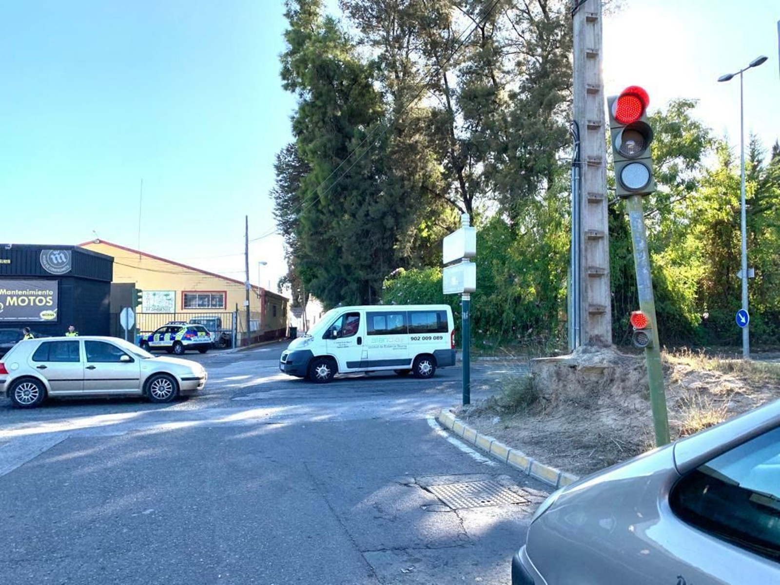 El semáforo, ubicado en Gines pero cerca del término de Espartinas, que la Junta quiere suprimir.