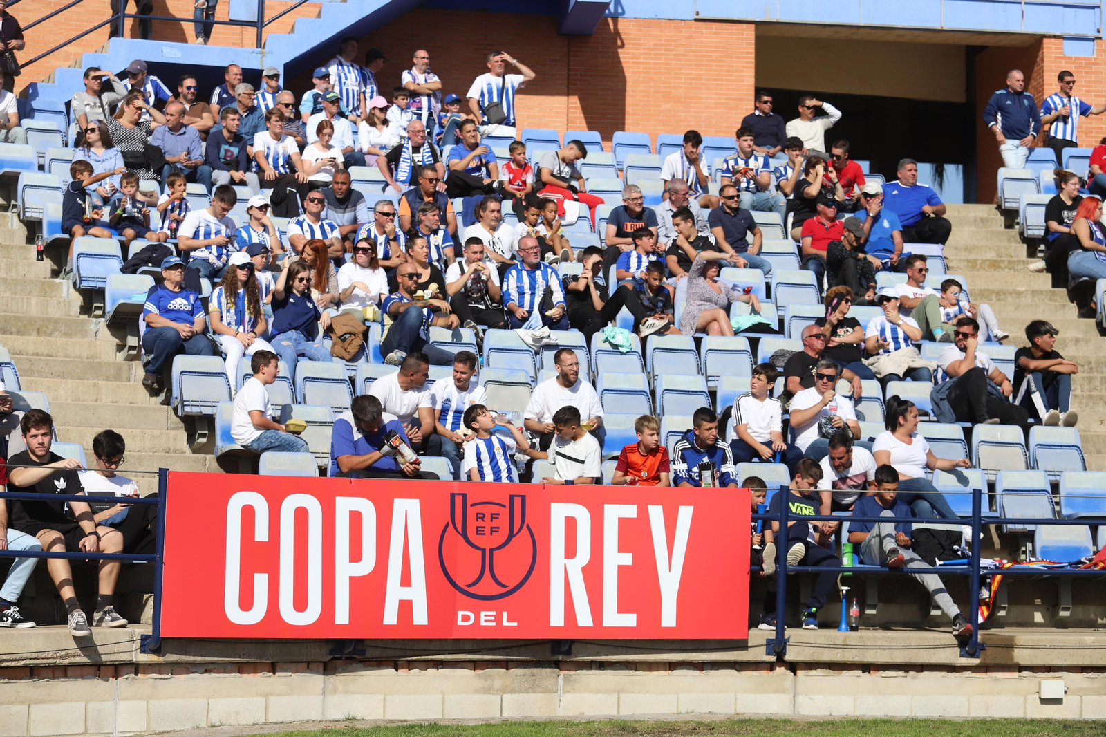 Imágenes del gran ambiente en el Nuevo Colombino para ver el  Recre-Burgos