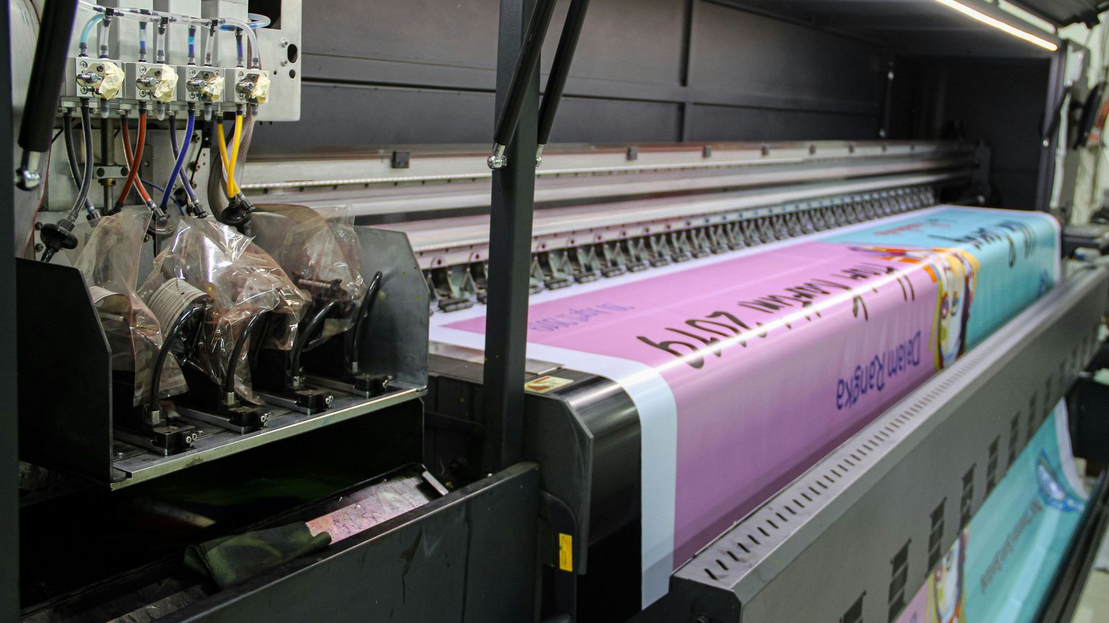 Cómo acertar con el material y el tamaño de una pancarta exterior