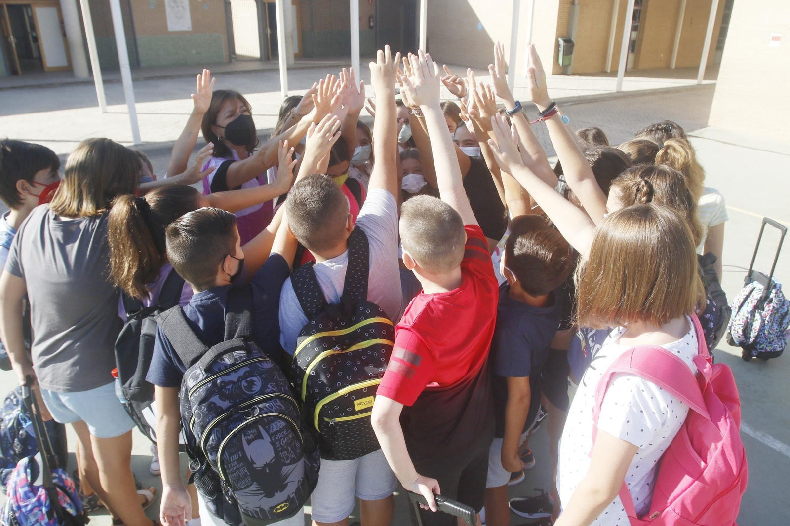 Alumnos del colegio Noreña de la capital hacen un saludo antes de entrar a clase.