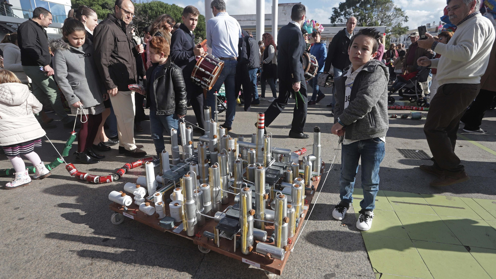 Imágenes del arrastre de latas en Algeciras