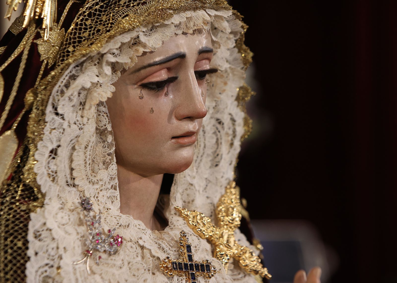 Las impresionantes imágenes de la Virgen de la Victoria en su besamanos