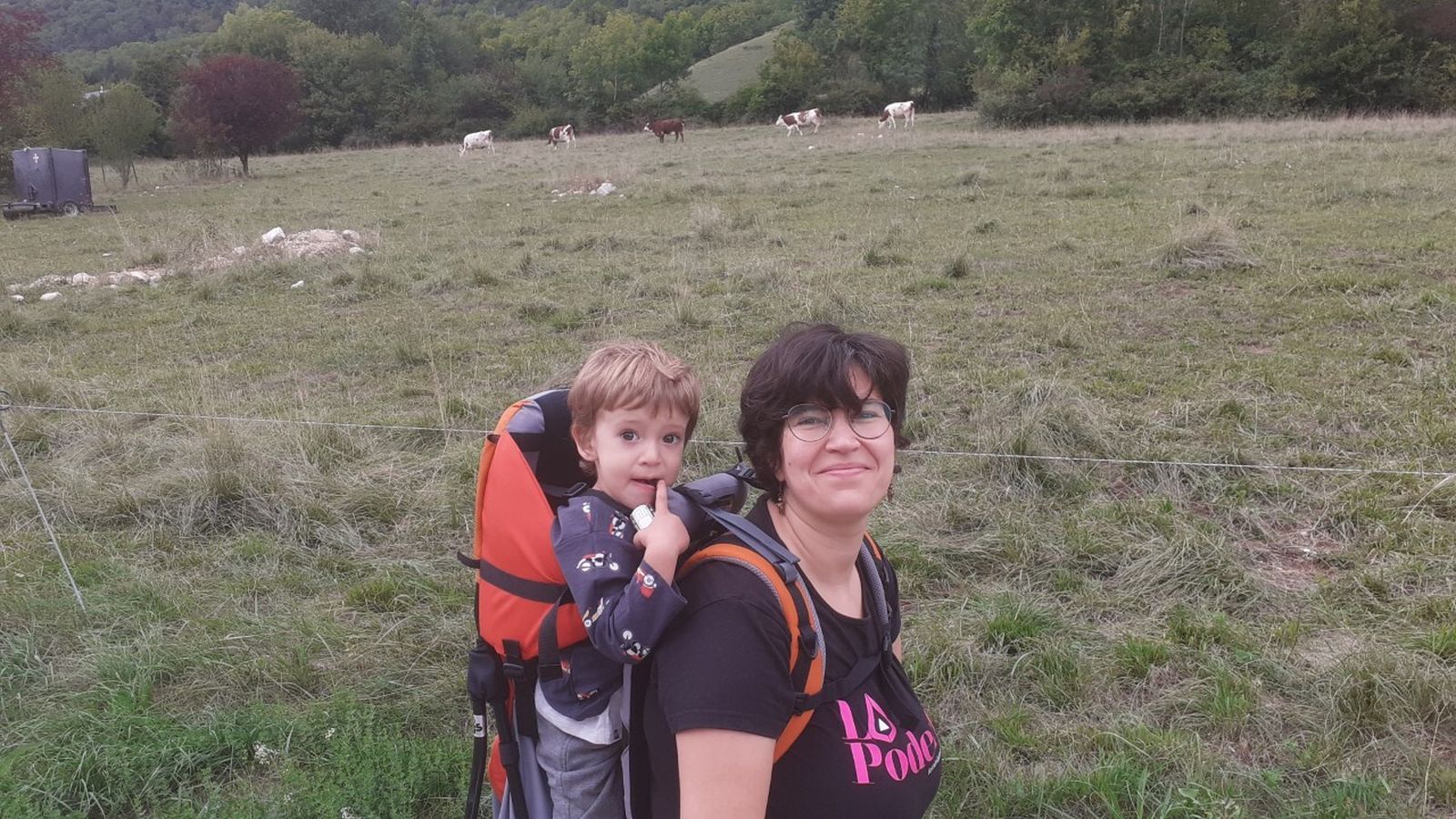 Antonia Ceballos, en las montañas de Saboya junto a su hijo.