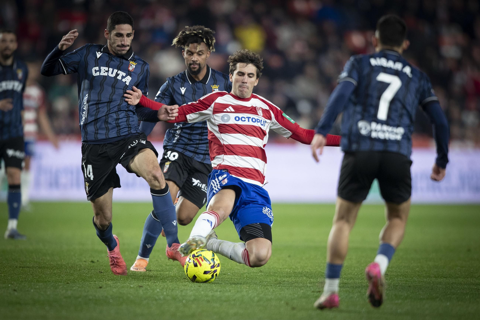 Manu Lama intenta cortar una acción ofensiva del Ceuta.