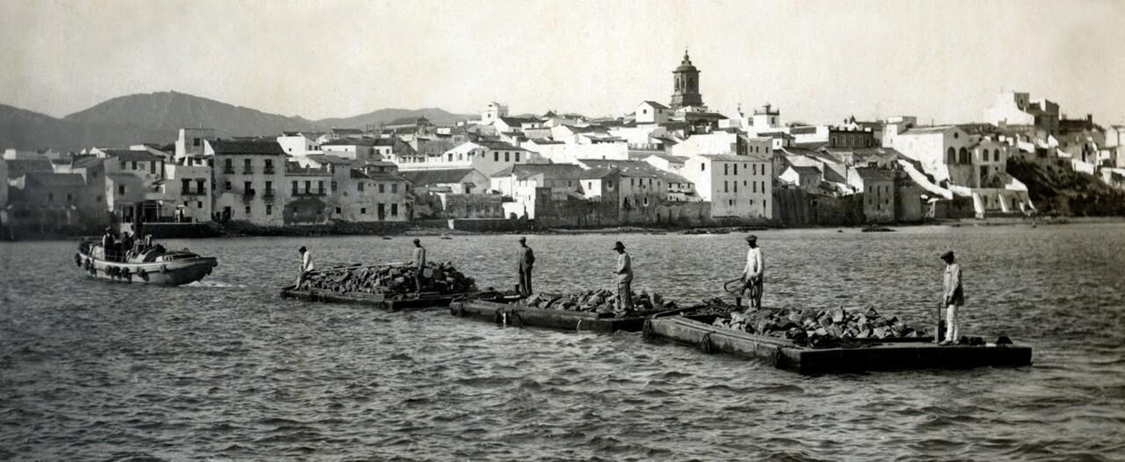 Chalanas transportando piedras para las obras del muelle de la Galera. Año 1915