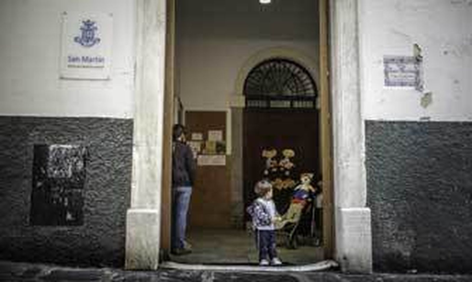 Un pequeño mira ayer hacia la puerta del Centro de Educación Infantil San Martín. /Julio González