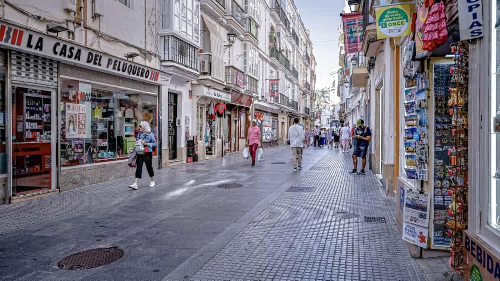 La calle Pelota 'limpia' de expositores exteriores de las tiendas en la mañana del jueves.