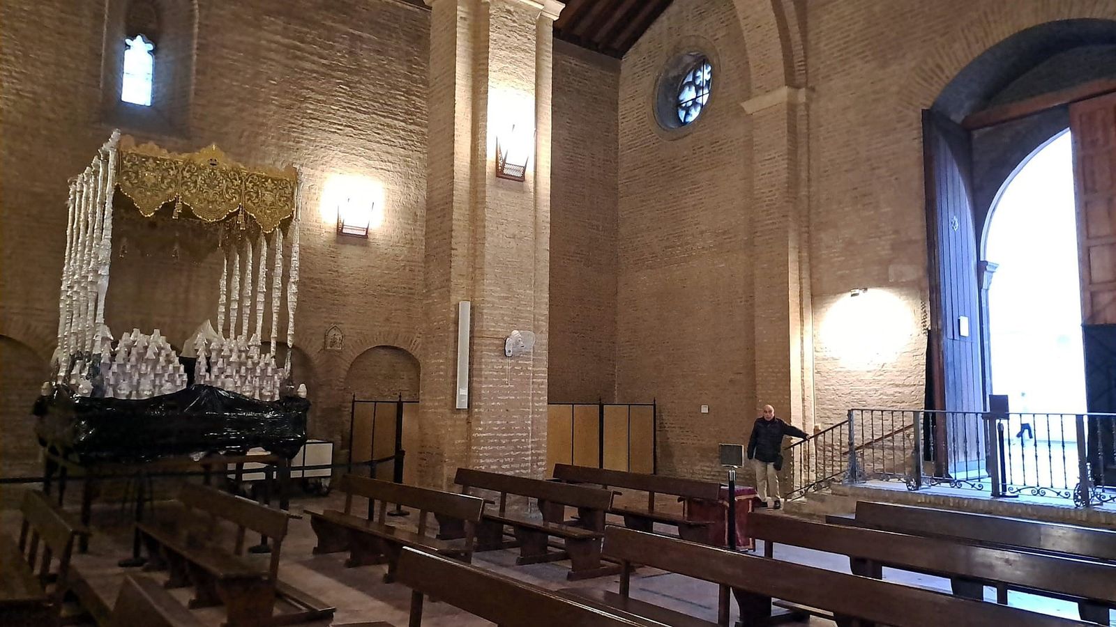 El palio de la Virgen de la Aurora, ya montado en la iglesia de Santa Marina.